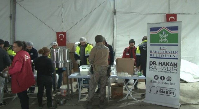 Bahçelievler Belediyesi Hatayda aşevi çadırı kurdu