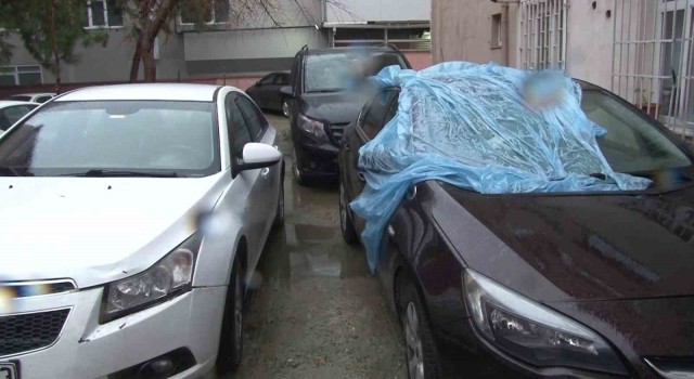 Bahçelievlerde fırtına hastanenin alüminyum panellerini uçurdu: 5 araç ağır hasarlı