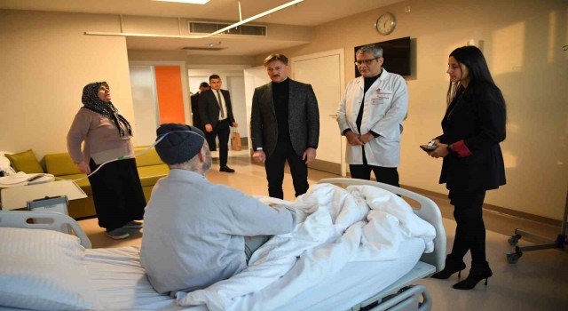 Bahçelievlerde tedavileri süren yaralı depremzedeler ziyaret edildi