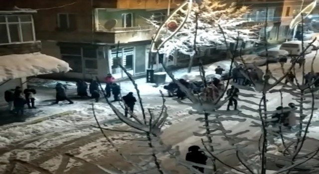 Bahçesaraydaki deprem Çataklıları sokağa çıkardı
