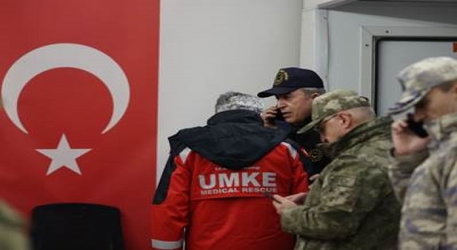 Bakan Akar: “17 uçakla İstanbul, İzmir ve Ankaradan Gaziantep ve Adanaya sürekli yardım uçuşları gerçekleştiriliyor”