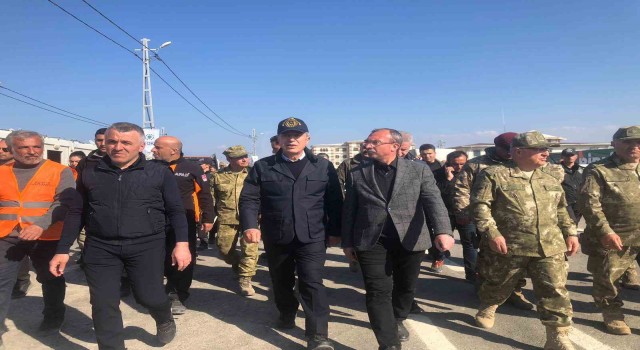 Bakan Akar Nurdağında incelemelerde bulundu