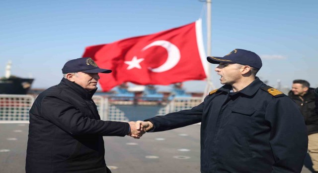 Bakan Akar, TCG Sancaktarda depremzedeleri ziyaret etti