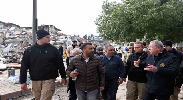 Bakan Akar ve Bakan Koca, Hatayda kent merkezindeki arama kurtarma çalışmalarını inceledi