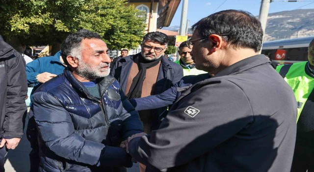Bakan Dönmez, İskenderun Garındaki depremzedeleri ziyaret etti