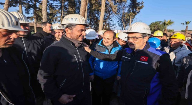 Bakan Dönmez, Kırıkhanda arama kurtarma faaliyetlerine destek veren madencileri ziyaret etti