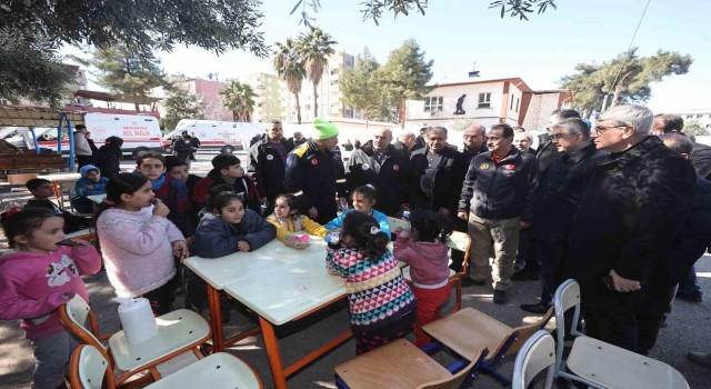 Bakan Dönmez, Osmaniyede çadır kentteki afetzedeleri ziyaret etti