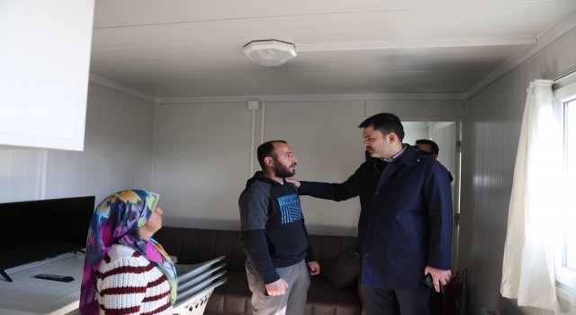 Bakan Kurum, konteyner kentte yaşayan depremzedeleri ziyaret etti