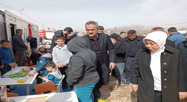 Bakan Özer, Doğanşehirde konteyner kenti ziyaret etti