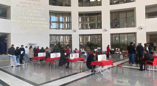 Bakırköy Adalet Sarayında depremzedeler için kan verme noktası kuruldu