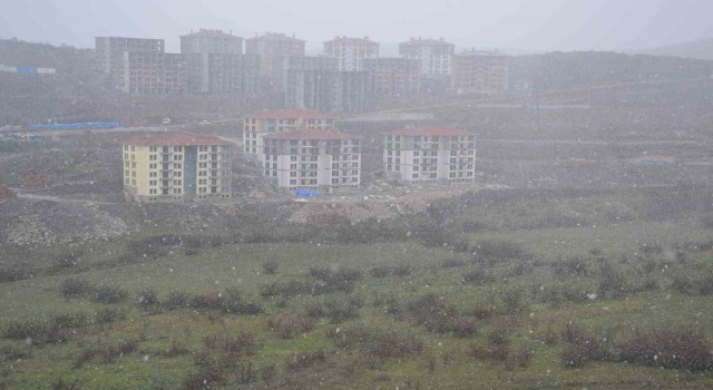 Balıkesirde beklenen kar yağışı başladı