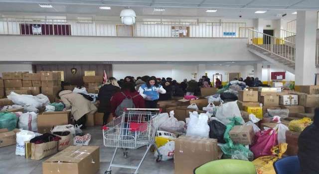 Balıkesirde binlerce kişi deprem bölgesi için seferber oldu