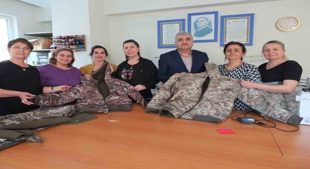 Balıkesirde Halk Eğitimi öğretmenleri ve usta öğreticileri depremzedeler için üretmeye devam ediyor