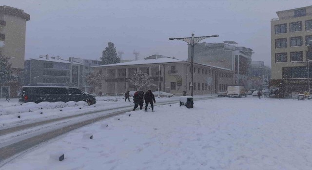 Balıkesirde kar etkili olmaya devam ediyor