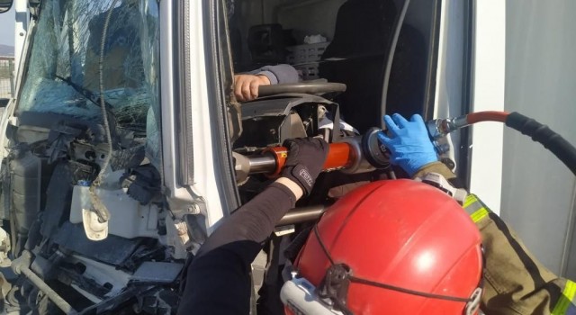 Bandırmada kamyonet tıra arkadan çarptı