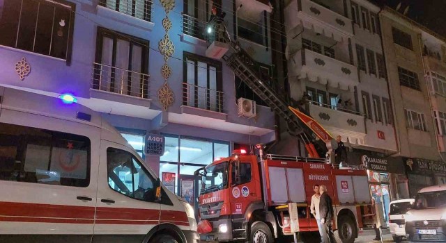 Banyoda kilitli kalan adamı itfaiye kurtardı