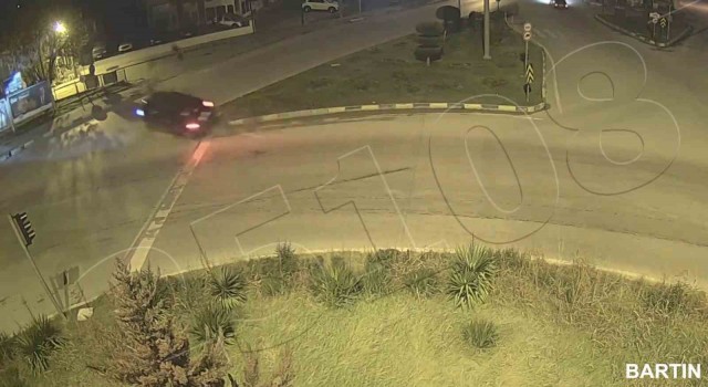 Bartında trafik kazaları kameralara yansıdı