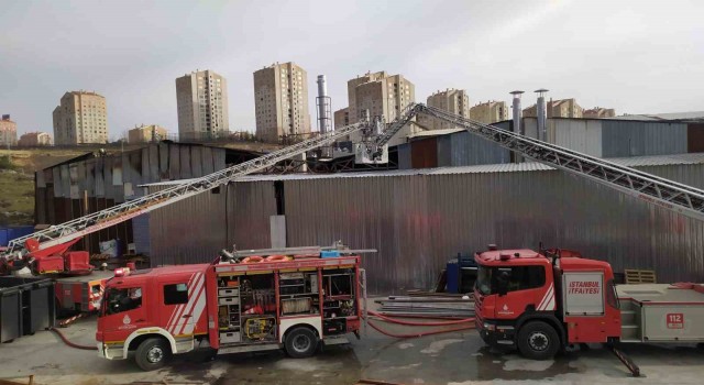 Başakşehirde tekstil fabrikası alev alev yandı