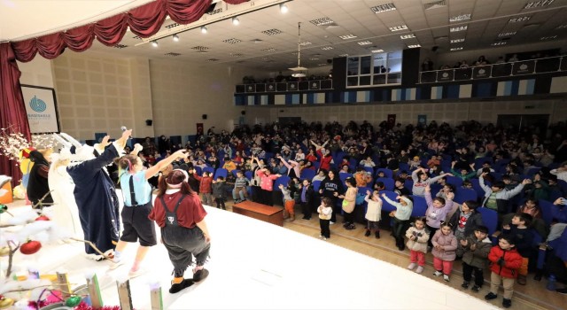 Başiskeleli minikler tiyatro keyfini doyasıya yaşadı