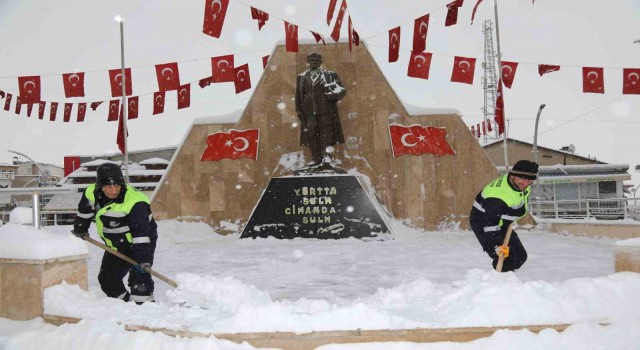 Başkalede araçlar kara gömüldü, 82 yerleşim yerinin yolu ulaşıma kapandı