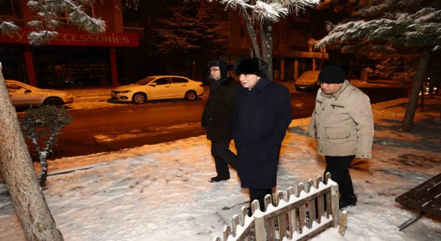 Başkan Altınoktan sabaha kadar kar denetimi