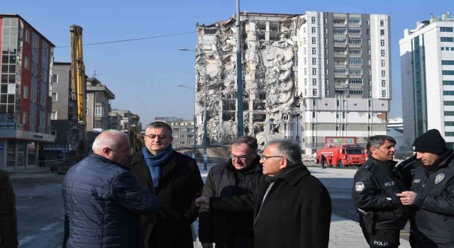 Başkan Büyükkılıç, ağır hasarlı binadaki yıkım çalışmalarını inceledi