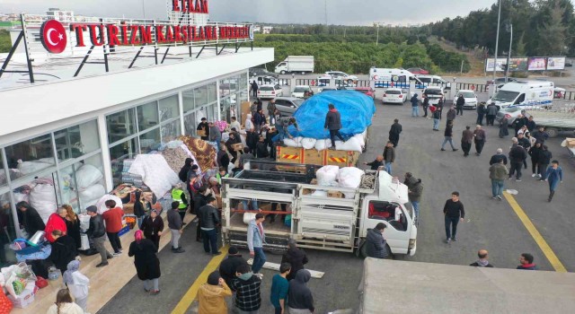 Başkan gözyaşlarını tutamadı, Erdemliden 35 araçlık yaşam desteği gönderildi