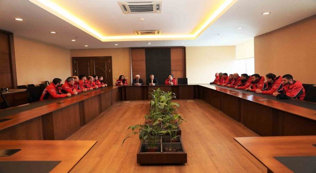 Başkan İlgezdi, deprem bölgesine giden ATAK ekibini makamında ağırladı