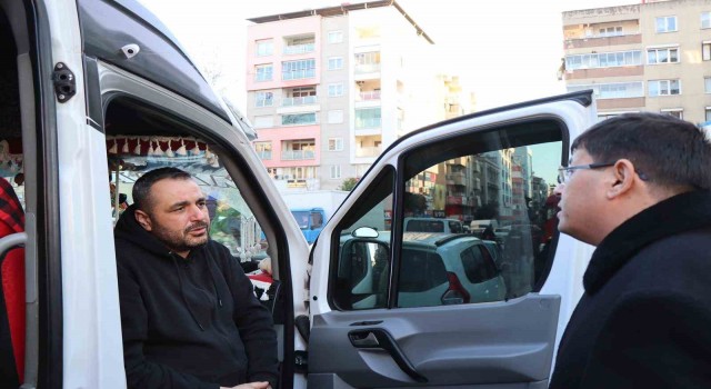 Başkan Özcan depremzede vatandaşlarla kucaklaşmaya devam ediyor