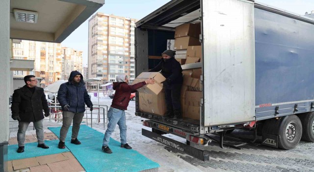 Başkan Yalçının Girişimleriyle Avrupadan 5 Tır Yardım Malzemesi Geldi