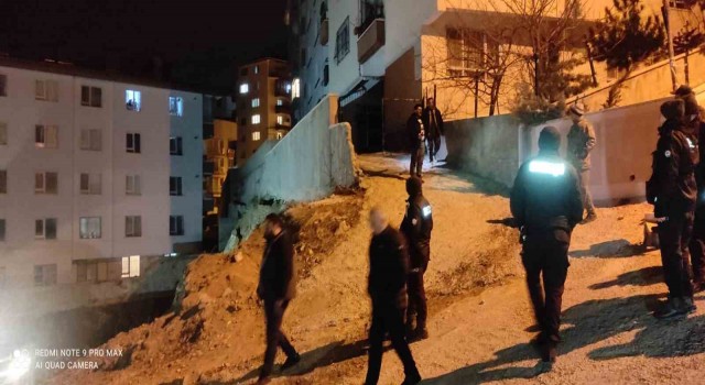 Başkentte istinat duvarı çöktü, 2 apartman tahliye edildi