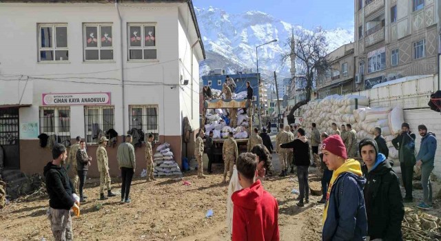 Batmanda 7den 70e herkes deprem bölgesine odun göndermek için adeta seferber oldu