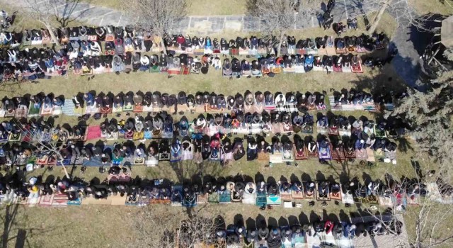 Batmanda depremde ölenler için gıyabi cenaze namazı kılındı