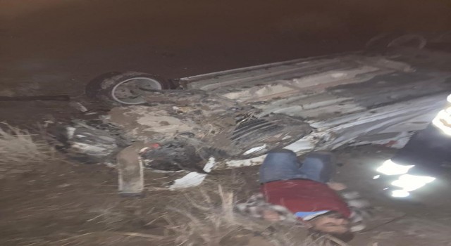 Batmanda kayganlaşan yolda araç takla attı: 4 yaralı