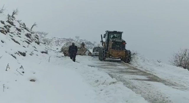 Batmanda köy yoluna düşen dev kaya kaldırıldı