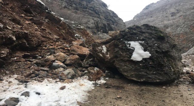 Batmanda köy yoluna düşen dev kayalar paniğe yol açtı