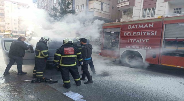 Batmanda seyir halindeki araç alev aldı