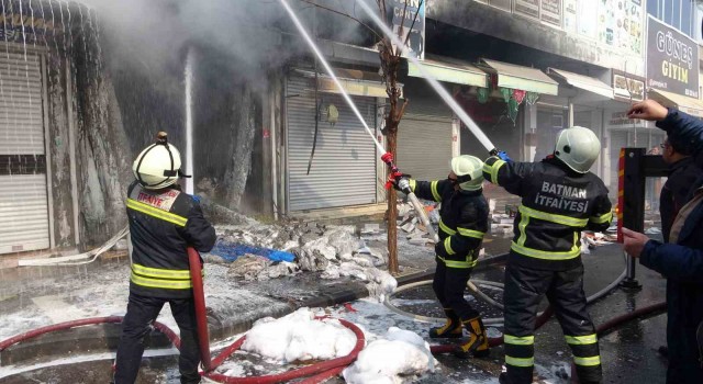 Batmanda sünger ve yün satan iş yeri yangında kullanılamaz hale geldi