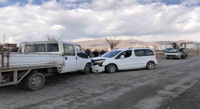 Batmanda trafik kazası, iki araç kafa kafaya çarpıştı