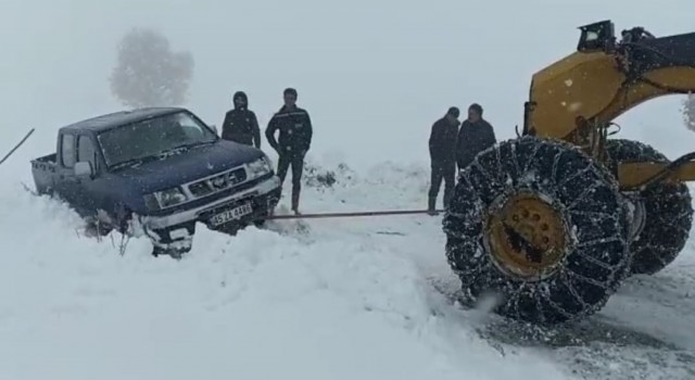 Batmanda yolda mahsur kalan 2 aile İl Özel İdaresi ekiplerince kurtarıldı