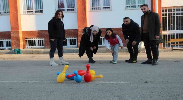 Batmanlı gönüllü öğretmenler Adıyamanda depremzede çocuklara oyuncak dağıttı