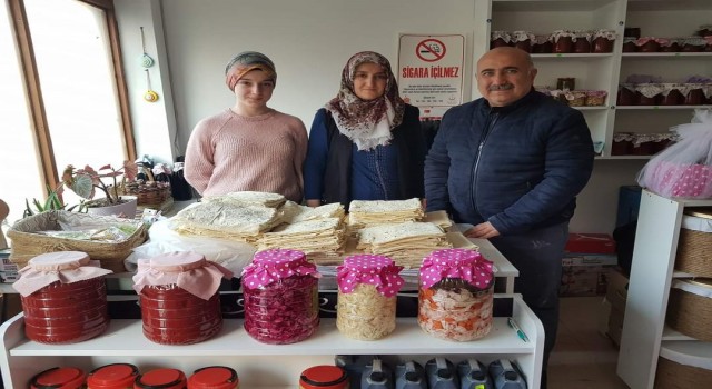 Bayatlı kadınlar depremzedeler için ekmek yapıyor