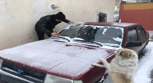 Bayburta lapa lapa kar yağdı, kar kalınlığı 40 santimetreyi buldu