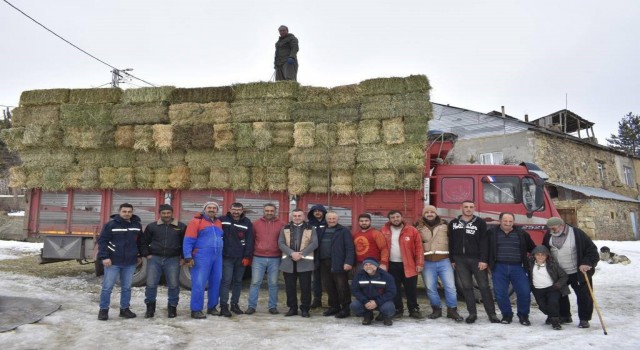 Bayburtlu çiftçilerin deprem bölgesine yem desteği devam ediyor