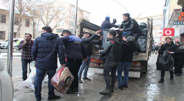 Bayburtlu vatandaşlar depremzedeler için seferber oldu, 10 tır yardım malzemesini kısa sürede toplandı