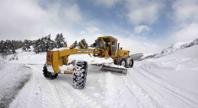 Bayburtta kar ve tipiden kapanan 30 köy yolu ulaşıma açıldı