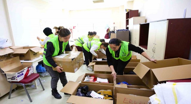 Bayraklıdan deprem bölgesine 17 tır ve bir büyük kamyon dolusu yardım