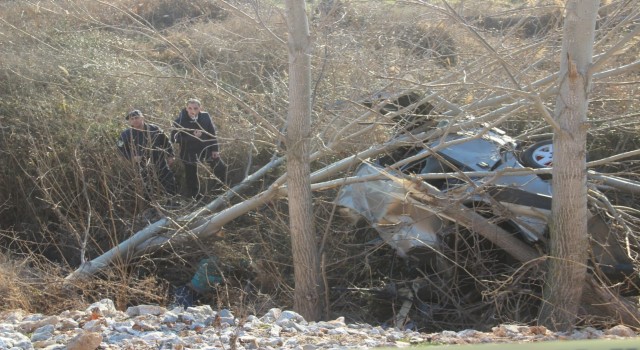 Bayramiçte dere yatağına uçan otomobildeki 2 kişi hayatını kaybetti
