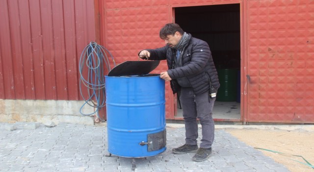 Bayramiçte saç bidonları sobaya dönüştürülerek, deprem bölgesine gönderiliyor