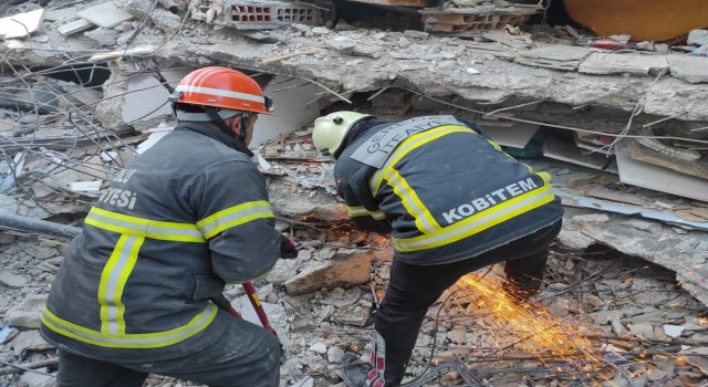Bebek enkaz altından böyle kurtarıldı